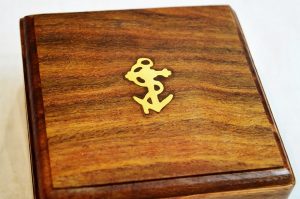 Antikcart Brass Anchor Inlay Sheesham Wood Gift Box top