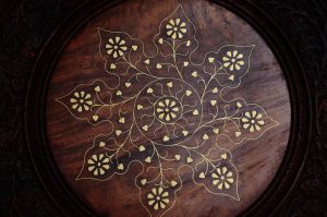 Antikcart Jali Work Sheesham Wood Handicraft Foldable Side table Solidwood Decor Artwork Jali sidetable Antikcart close 8
