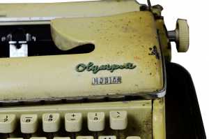 Antikcart Antique Olympia Monica Typewriter close VIEW