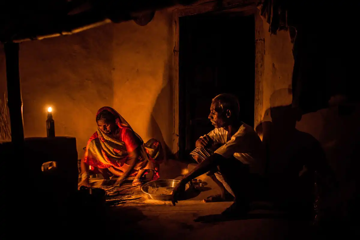 bihar-no-electricity-kerosene lamps