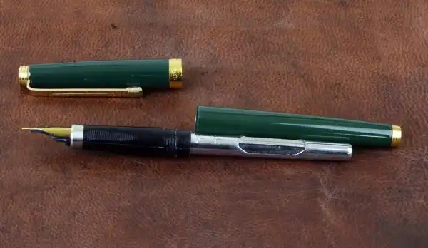 Vintage wing sung novo fountain pen with golden Fine nib - Image 2