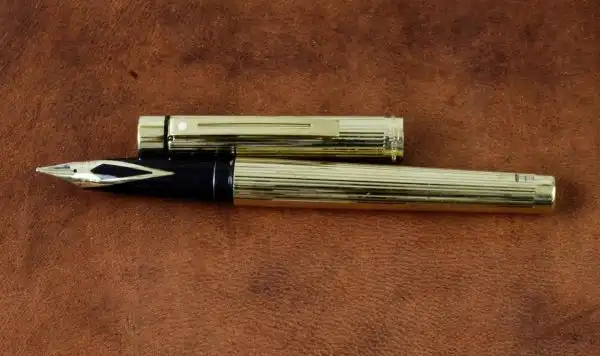 Vintage sheaffer targa fountain pen 1005 with gold plated  body and 14K gold B nib - Image 5