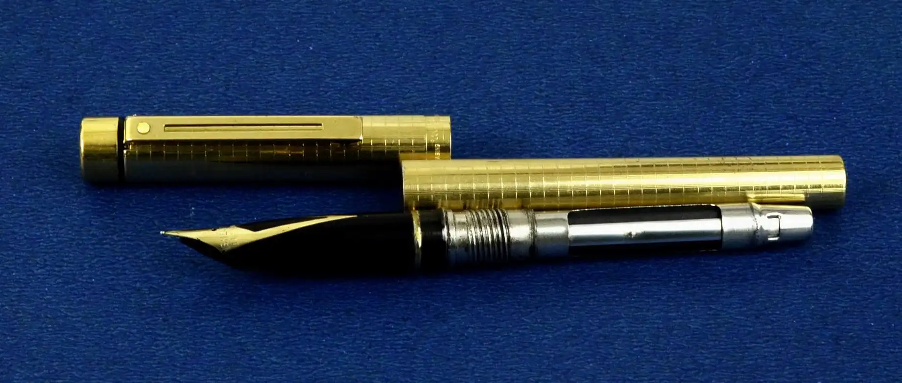 Vintage sheaffer targa fountain pen 1007 23K gold plated body and 14K gold F nib - Image 3