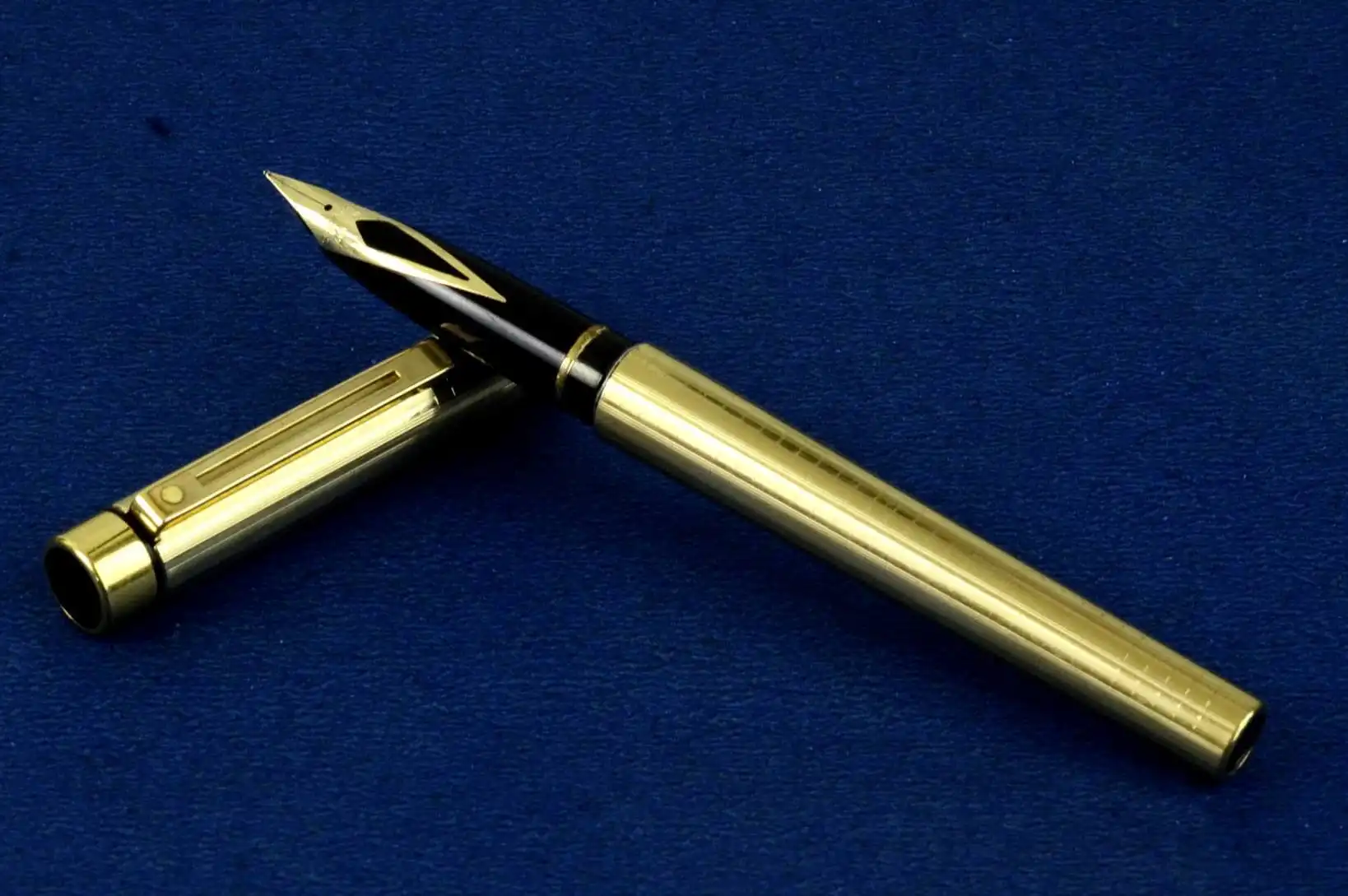 Vintage sheaffer targa fountain pen 1007 23K gold plated body and 14K gold F nib - Image 2