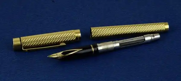 Vintage sheaffer targa fountain pen 1013 23K gold plated  body and 14K gold M nib - Image 5
