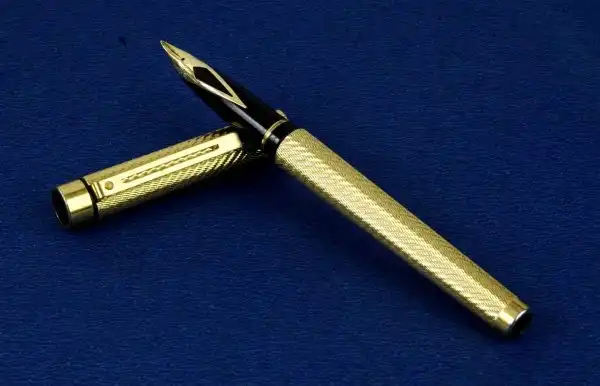 Vintage sheaffer targa fountain pen 1013 23K gold plated  body and 14K gold M nib - Image 3