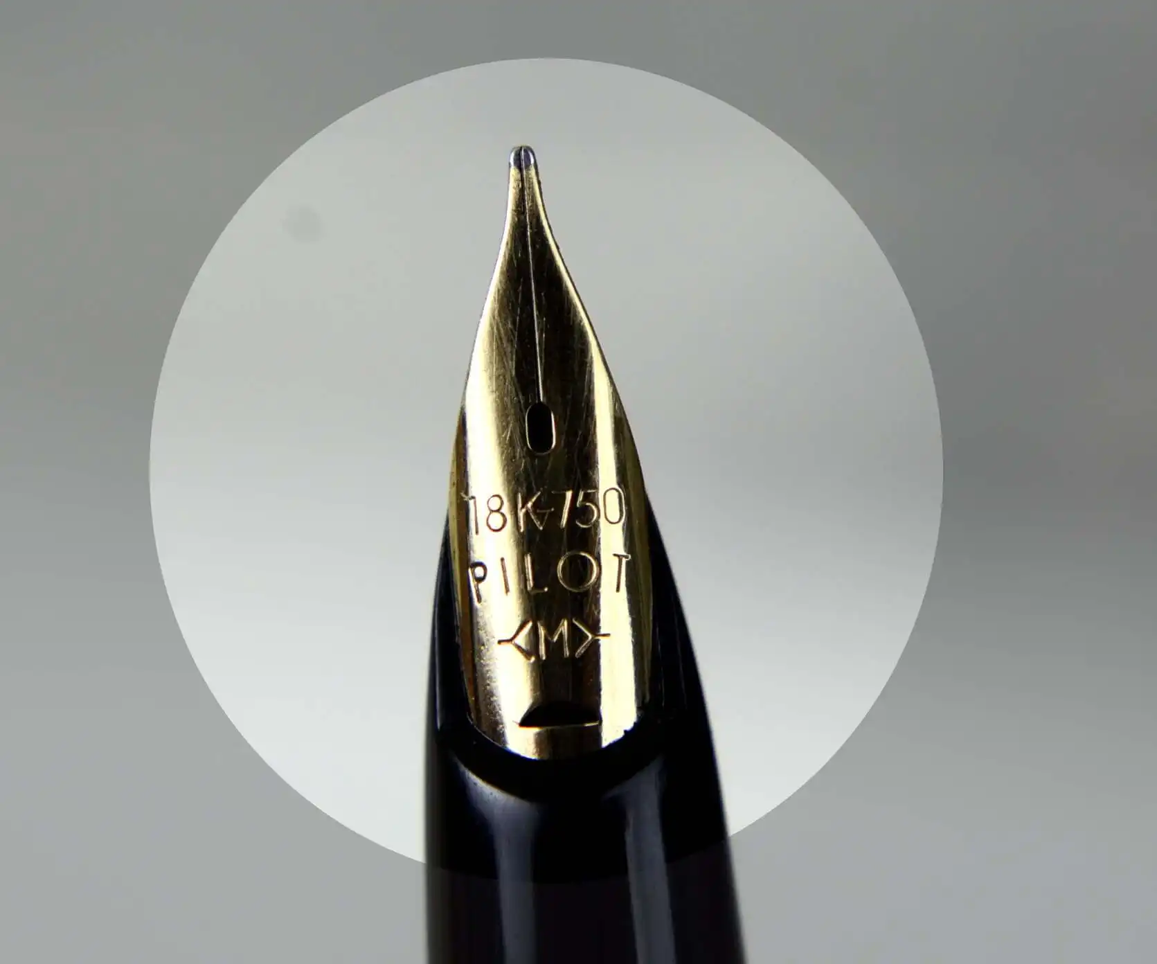 Vintage pilot Elite 95s  posted fountain pen with 18K solid gold M nib - Image 3