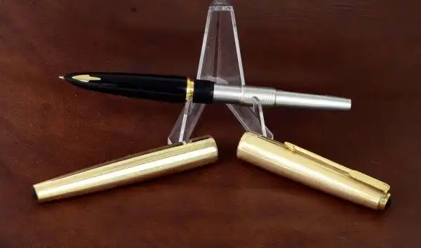 Vintage Parker 61 fountain pen 12K gold filled  and 14K Gold M nib - Image 2