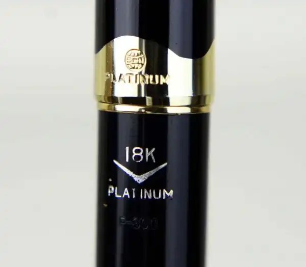 Vintage Platinum P300 posted fountain pen - 18K solid gold  semi-hooded M nib - Image 5