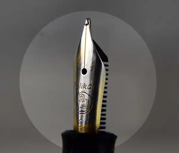 Pelikan M200 piston filler fountain pen with gold plated B nib - Image 7