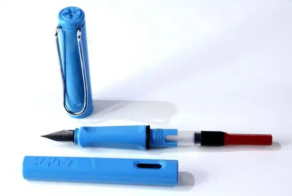 Lamy Safari skyblue barrel fountain pen With Steel M nib -  Unused - Image 3