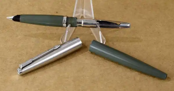 Vintage parker 45 grey green Fountain pen with steel F nib  - USA - Image 3