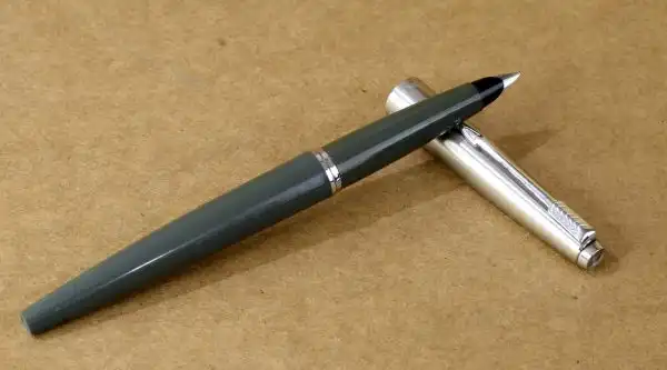 Vintage parker 45 grey green Fountain pen with steel F nib  - USA - Image 8