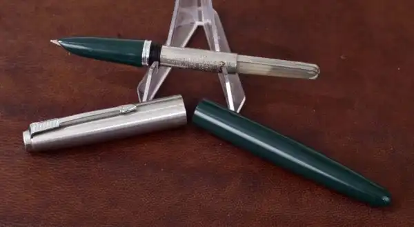 Vintage parker 21 fountain pen green barrel with steel M nib - Image 3