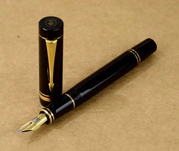 parker duofold centennial black fountain pen with 18 Karat gold B nib - Image 3