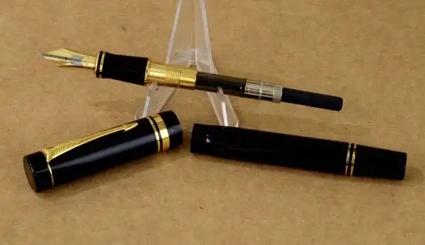 parker duofold centennial black fountain pen with 18 Karat gold B nib - Image 4