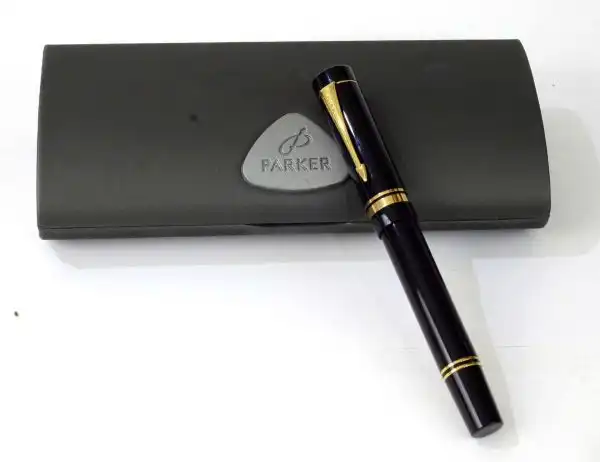 parker duofold centennial black fountain pen with 18 Karat gold B nib - Image 7