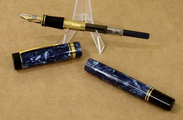 parker duofold centennial blue marbled fountain pen with 14 Karat gold M nib - Image 3