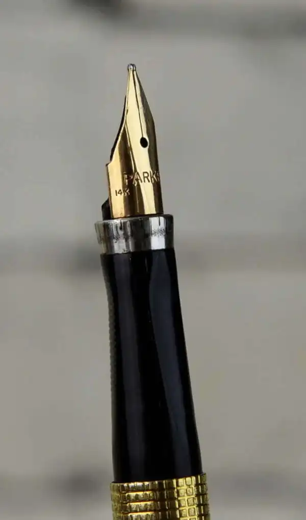 Vintage parker 75 cisele gold plated fountain pen with 14K solid gold M nib - Used - Image 6