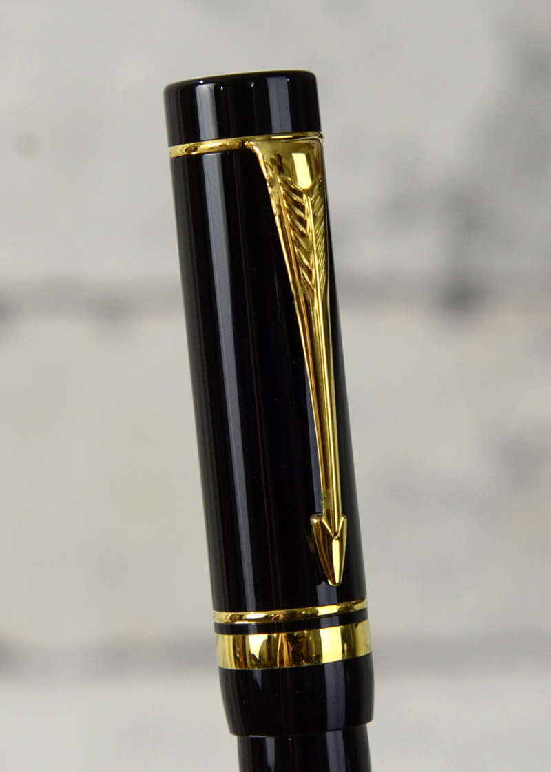 PARKER Duofold International Fountain Pen, Classic Black with Gold Trim,  Medium Solid Gold Nib, Black Ink and Convertor (1931384) : :  Office Products