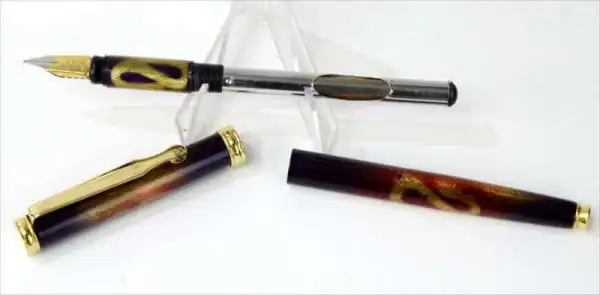 Vintage Indian fountain pen - Mebsons red pattern lacquer barrel with two tone F nib - NOS - Image 2