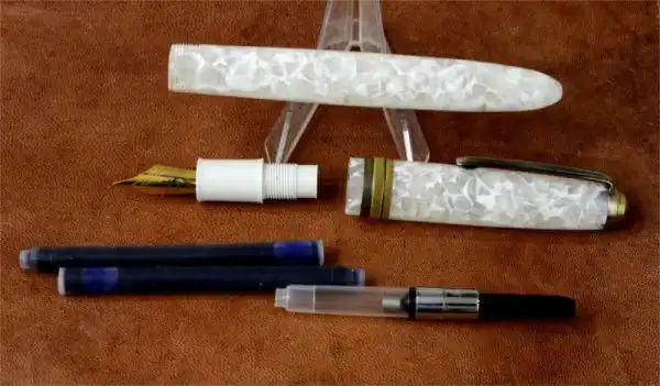 click falcon premium acrylic polar white fountain pen with Krishna Medium nib - Brand new - Image 2
