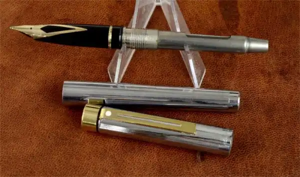Vintage sheaffer targa 1001XG bright chrome fountain pen  with 14K solid gold broad nib - Image 2