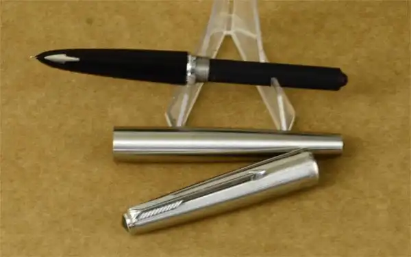 Vintage Parker 61 fountain pen with brushed chrome barrel and 14K Gold M nib - mint - Image 2