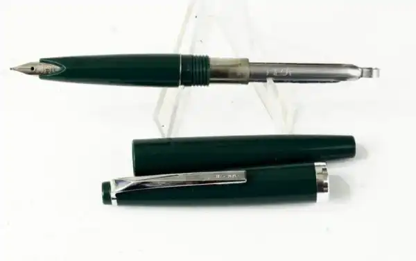 Pilot Vintage 55 fountain pen green barrel with steel M nib  -  Clean used - Image 2