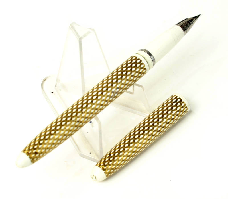 https://antikcart.com/wp-content/uploads/2021/06/vintage-sheaffer-skripsert-golden-mesh-fountain-pen-steel-conical-M-nib-USA.jpg