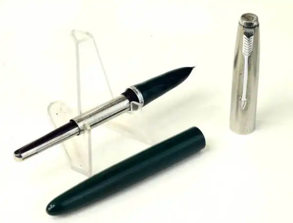 Vintage parker 21 fountain pen green barrel with steel M nib - Used - Image 2