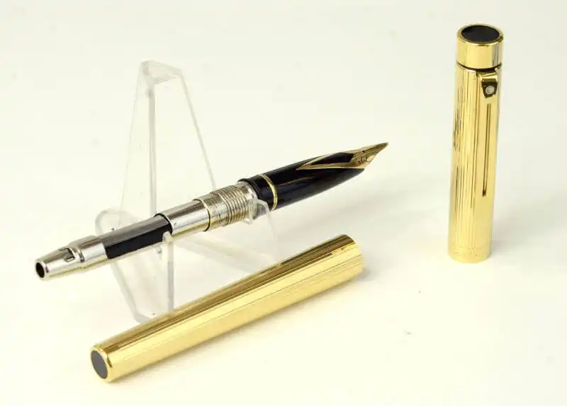 Vintage sheaffer targa 1005 fountain pen with 14K solid gold Medium nib - Clean - Image 2