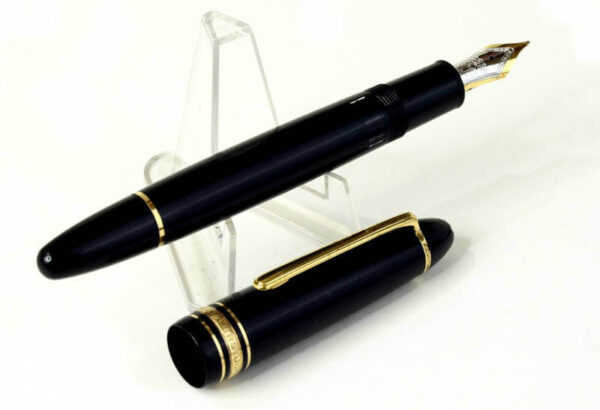 Montblanc Meisterstück 146 Piston Filler gold trim fountain pen 14K  Gold M nib  - Used - Image 2