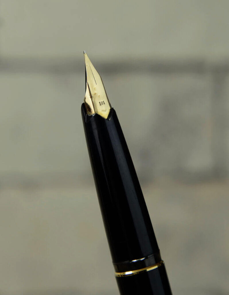 Montblanc 221 Fountain Pen Montblanc 221 Fountain Pen, 14k Nib