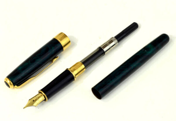 parker sonnet green marbled lacquer fountain pen with 18K solid gold M nib  - Clean