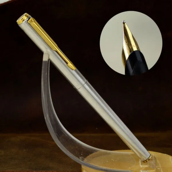 parker 95 arrow flighter chrome fountain pen  with 23K gold plated M nib - Clean