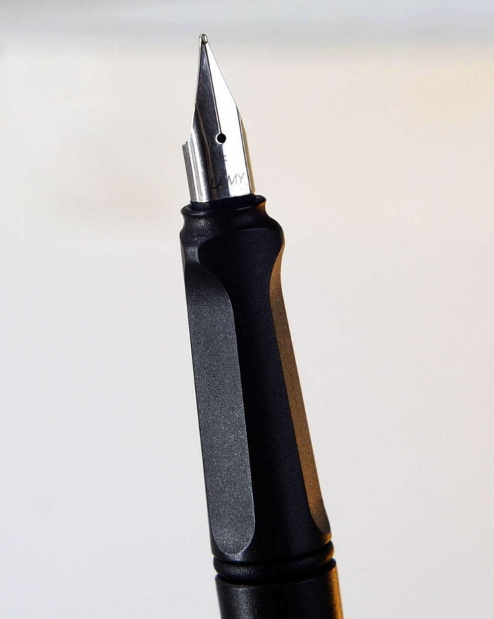 Buy lamy safari charcoal barrel fountain pen with Steel F nib online